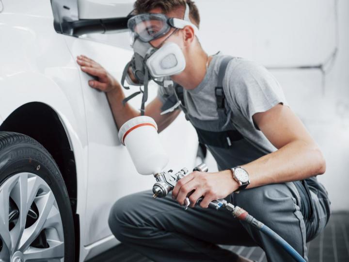 Un garage de renom spécialisé dans la réparation de la carrosserie automobile.
